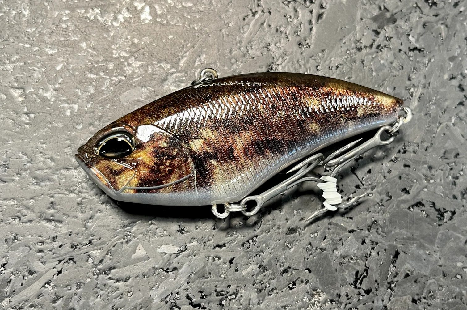 Duo Realis Apex Vibe F85 lipless crankbait fishing lure for bass fishing featuring premium Japanese design and vibrating action for covering water and triggering reaction strikes.